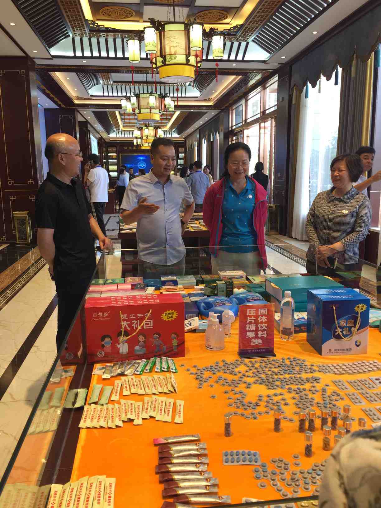 豫中南七市旅游代表在汝州润灵药业参观