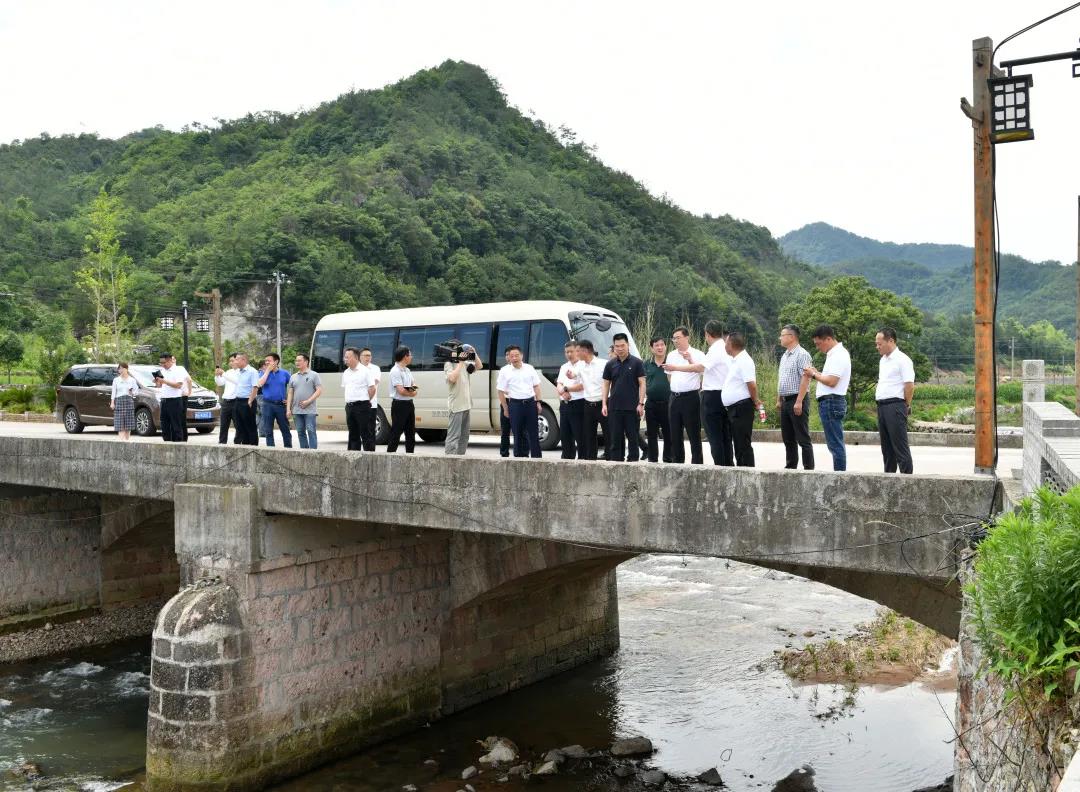 在千祥鎮大路村調研水毀工程修復情況