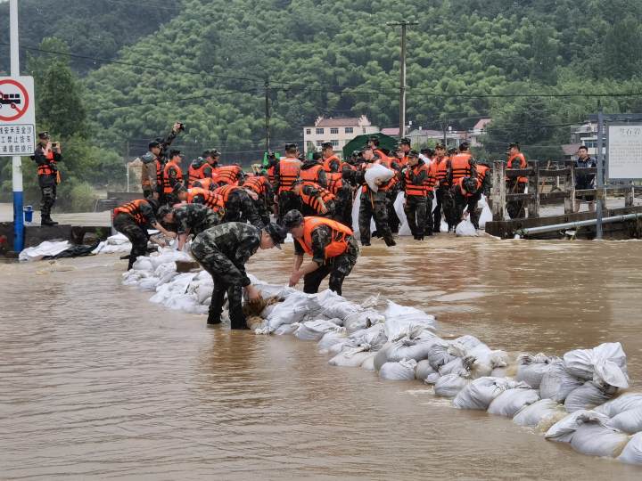 强降雨突袭诸暨 武警官兵紧急驰援__凤凰网