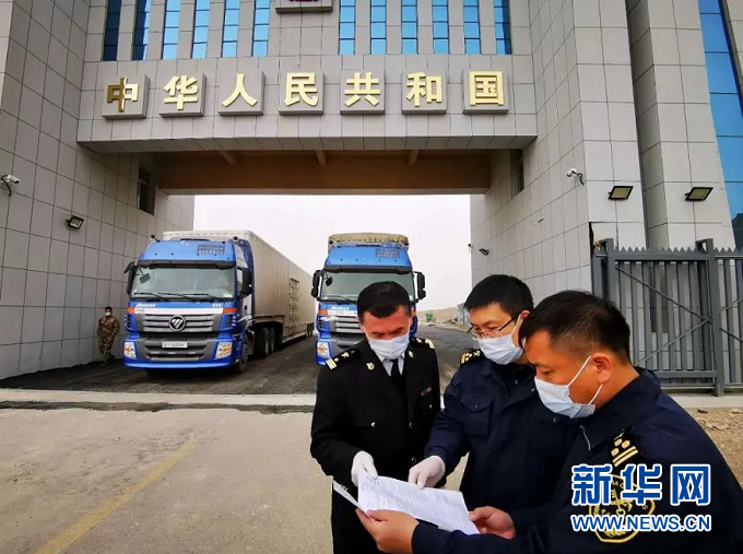 捷时特物流有限公司货运车辆接受海关检查（受访者供图）