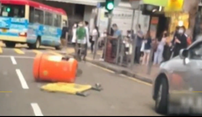 数名黑衣人在旺角用垃圾桶堵路 香港警方谴责