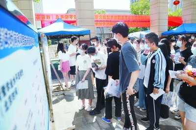 6月6日下午3时，武汉市各高考考点对考生开放。图为高考考生在武汉市实验学校看考场。