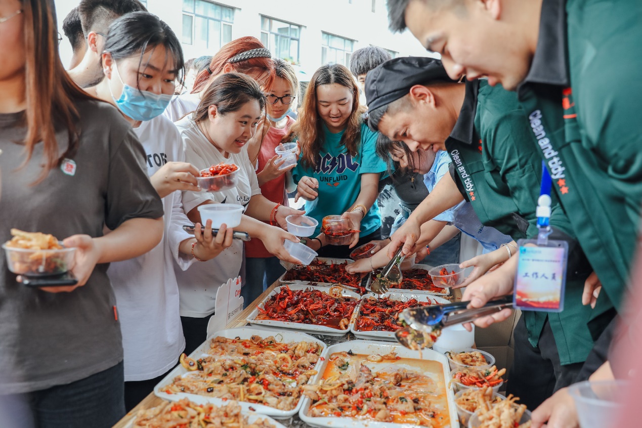 哈尔滨广厦学院食别广厦回味青春毕业季美食节盛大开幕
