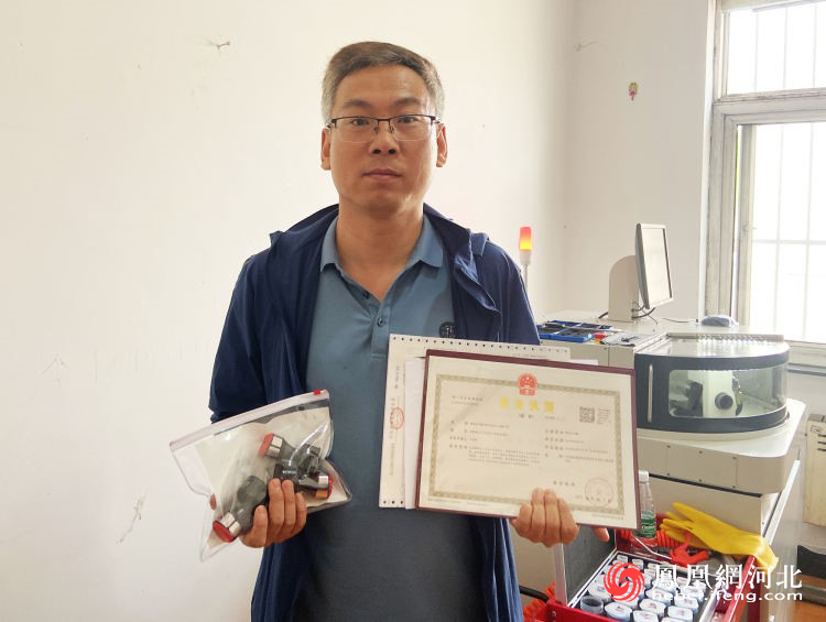 图为秦皇岛申禧玛栊机械加工有限公司法人王永鹏收到企业营业执照。