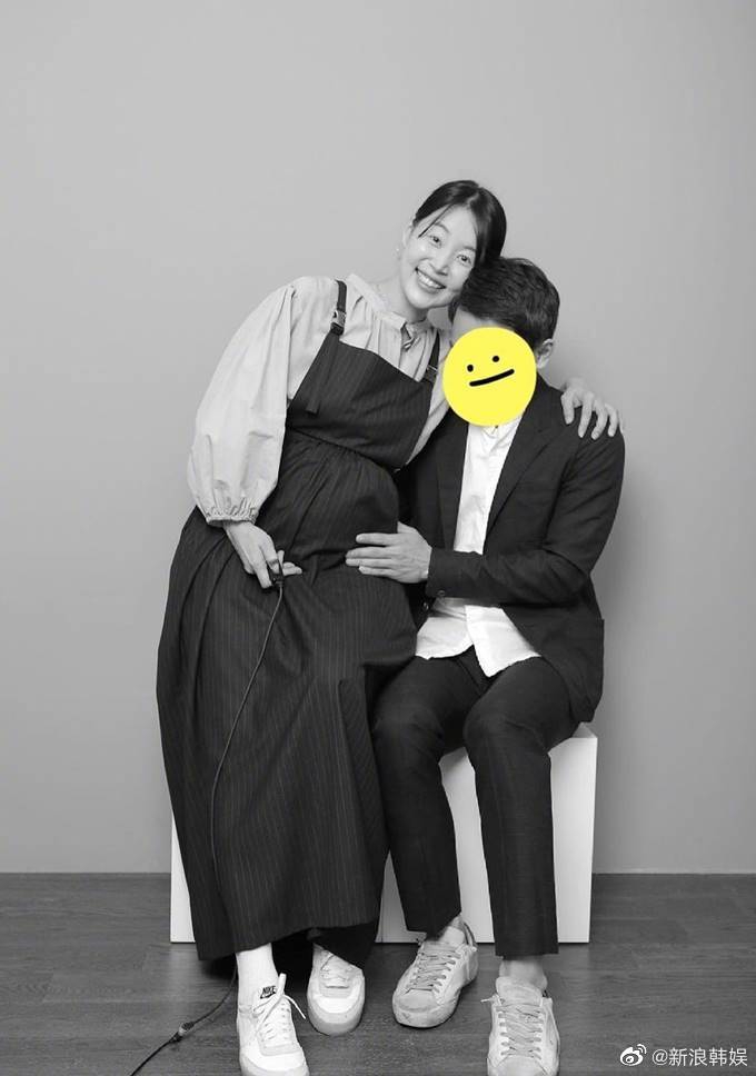 韩国女星韩智慧晒待产照，挺孕肚与老公同框亲密搭肩