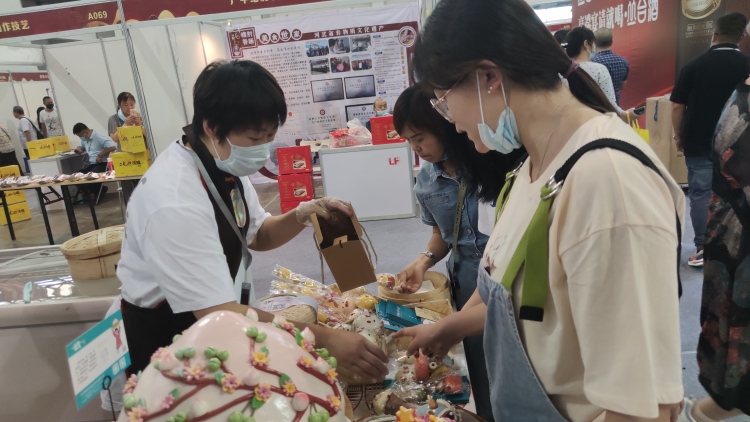 游客在展台前购买邯郸花馍