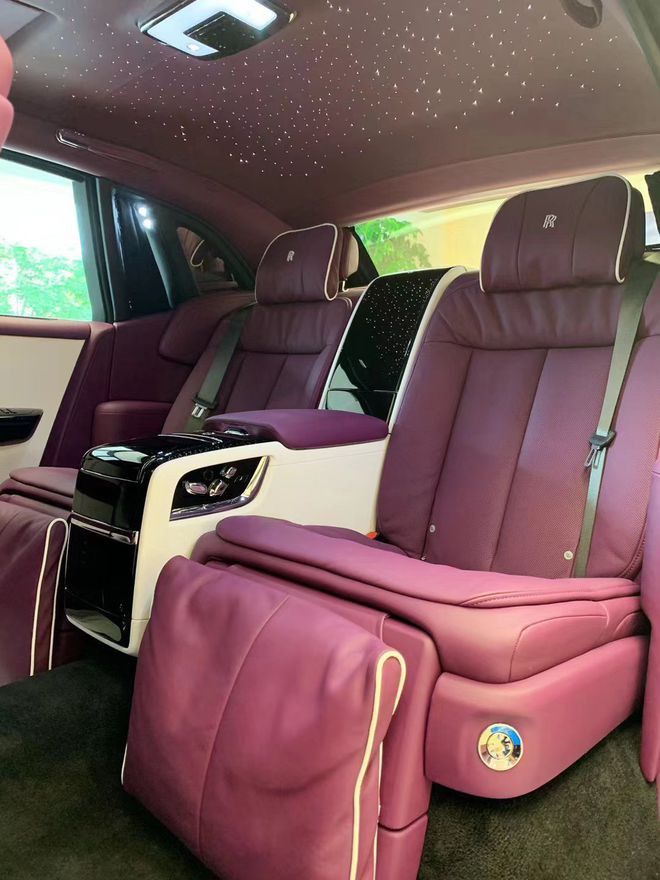 全新劳斯莱斯幻影一如既往的奢华现车