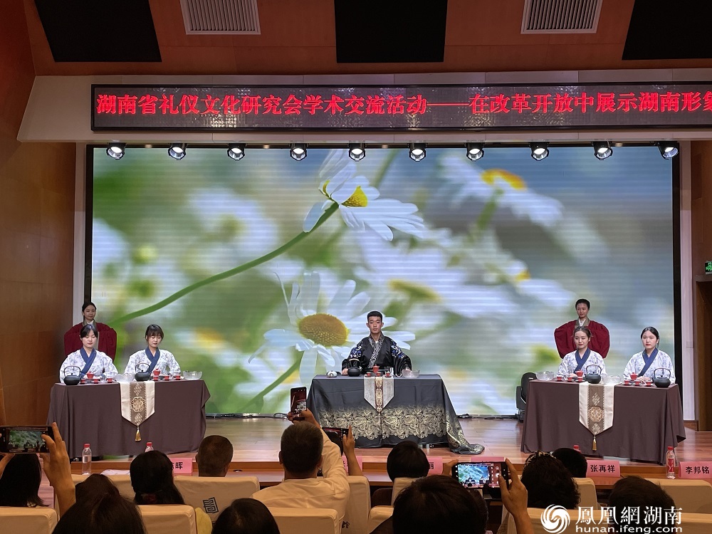 茶礼仪风采展示环节。