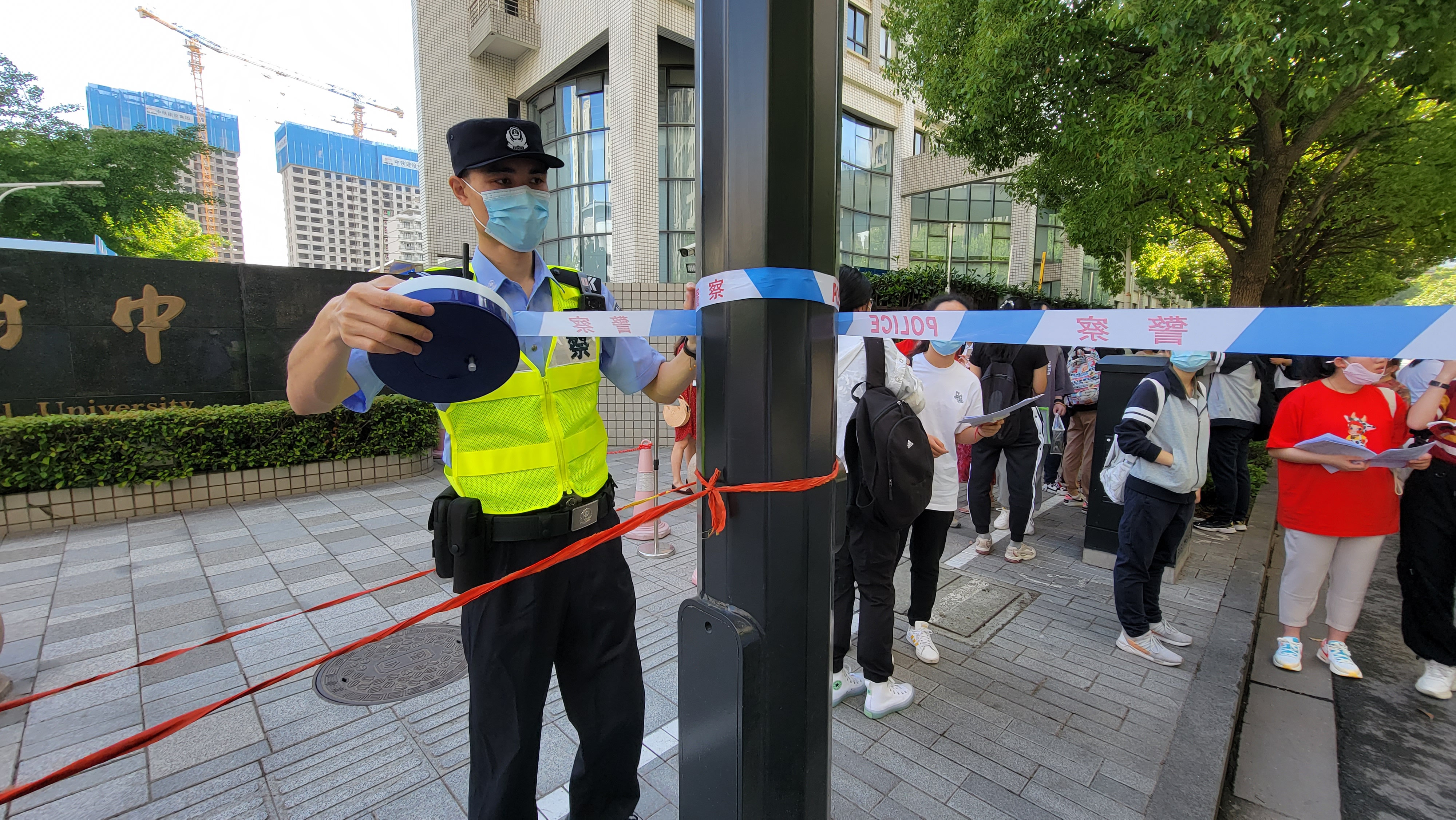 护考民警提前在校门口区域拉起警戒线.