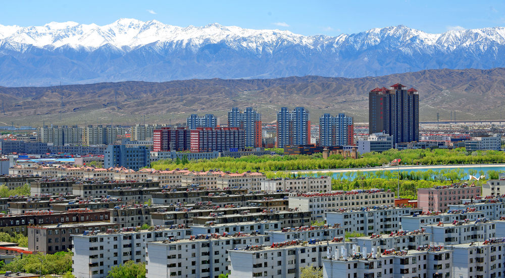环绕在嘉峪关市迎宾湖旅游园区周边的居民生活区2 李巍 摄