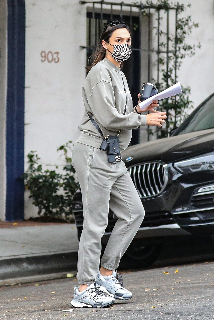 盖尔·加朵穿灰色卫衣套装休闲轻便 小腹凸起"孕"味十足