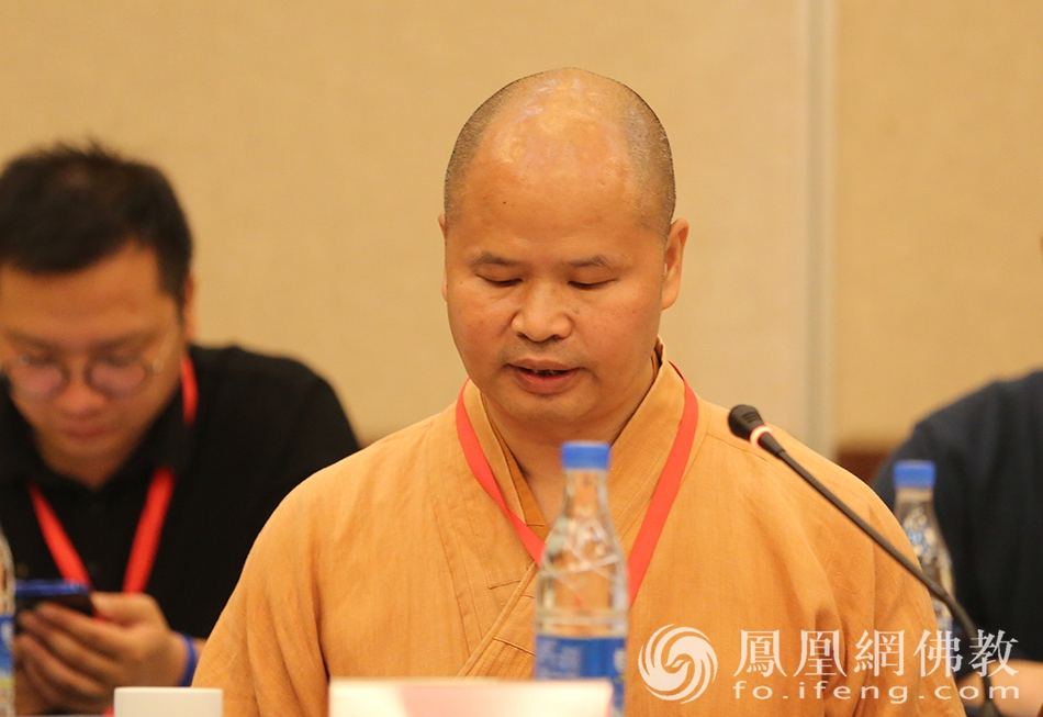 中国佛教协会副秘书长纯闻法师出席活动并发言(图片来源:凤凰网佛教)