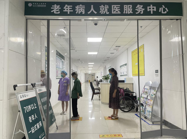 宜春市人民医院老年病人就医服务中心内老年人在护士指引下就医.