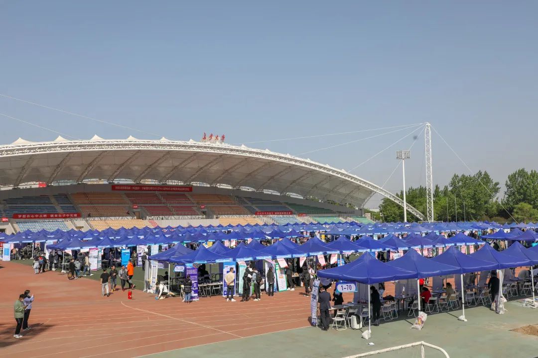 学校举行2021届毕业生春季就业双向选择洽谈会