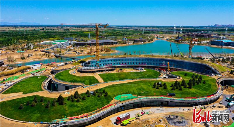 6月3日，无人机航拍雄安郊野公园雄安主场馆建设现场。 河北日报记者耿辉摄