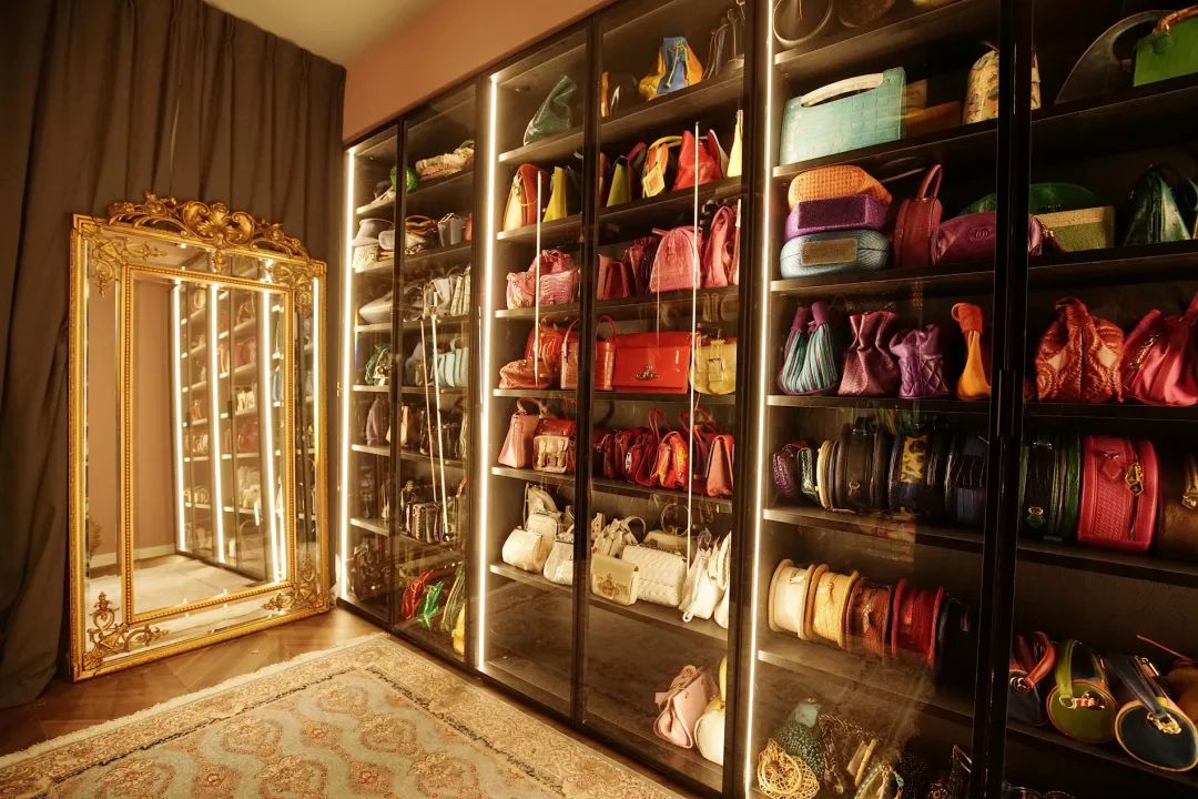 这3个衣帽间,由于物品的风格多元,颜色差异,因此统一都采用黑白色的