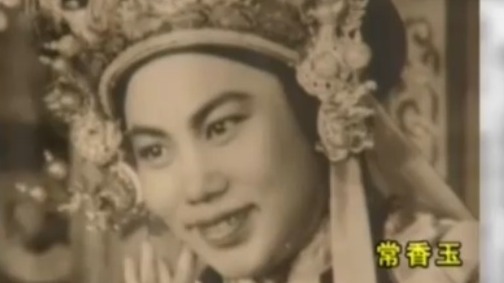 在常香玉爱国义演期间，人们买票看戏的踊跃程度空前绝后