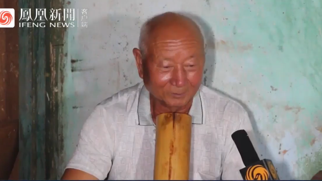 凤凰记者探访云南北迁象群活动地 村民调侃：大象怕是吃多蘑菇走不动了