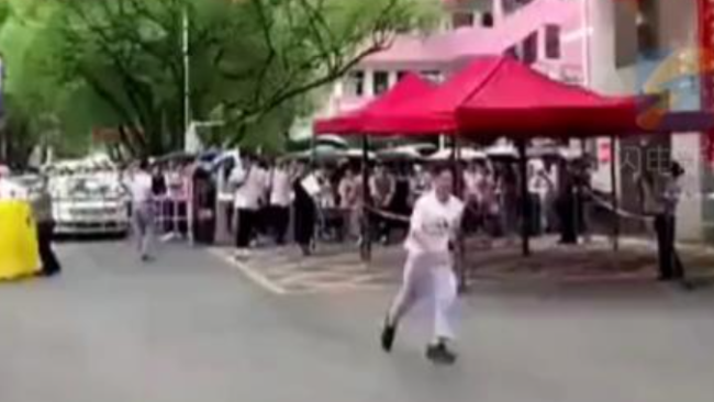 武术之乡高考生考试结束 两个后空翻走出考场 