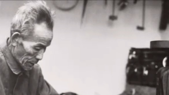 八路军兵工厂在生产的武器装备时，都经历了哪些曲折的困难？