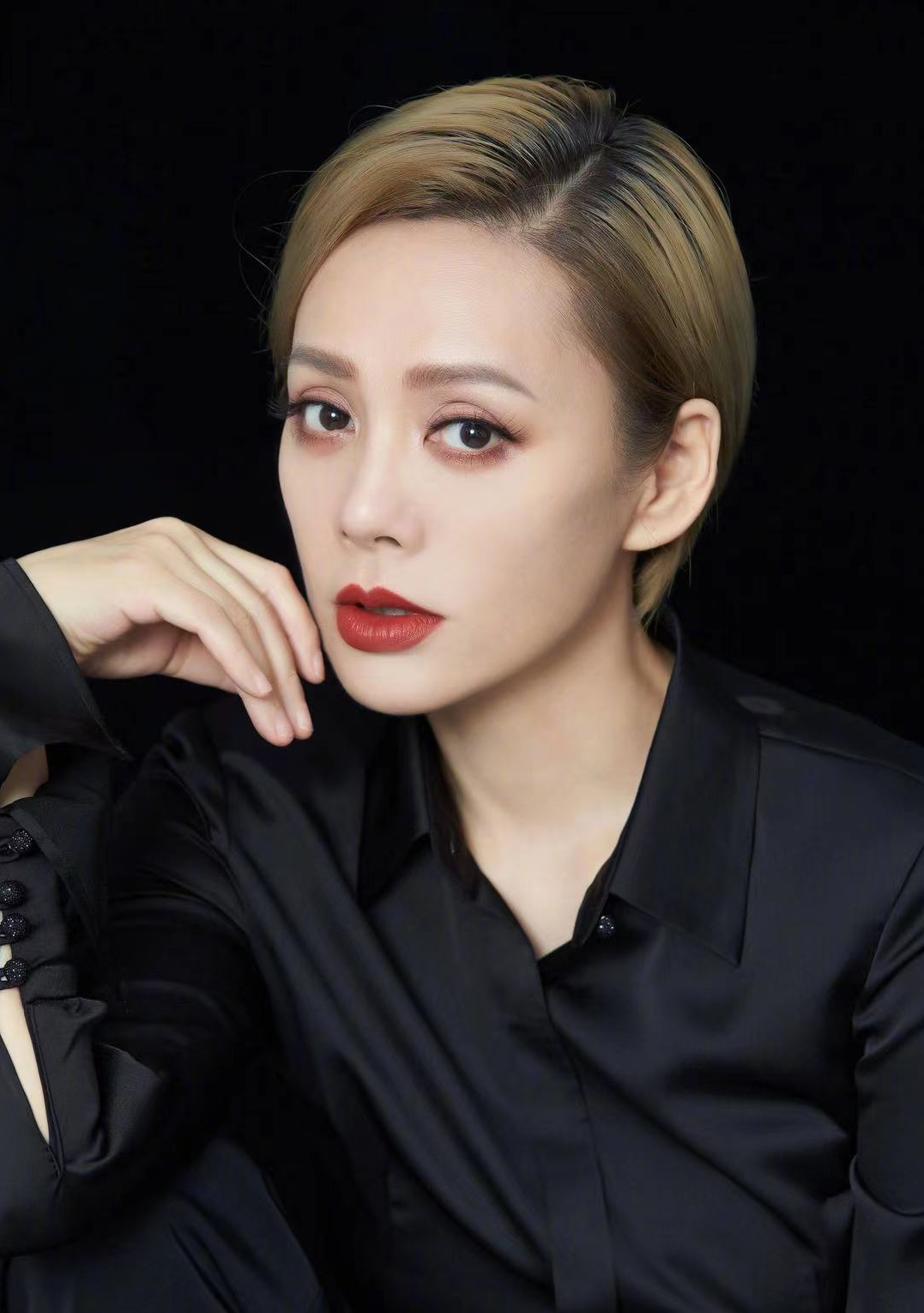 宁静被拍夜会异性,同回4000万高档别墅