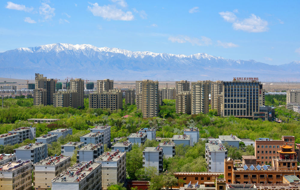 掩映在碧海中的嘉峪关市居民住宅区 李巍 摄