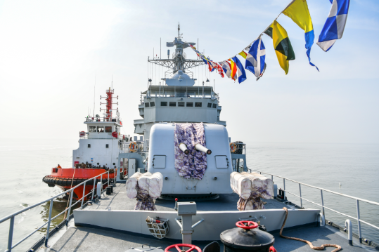 致敬36年丹东舰退役驶入鸭绿江停靠浪头港