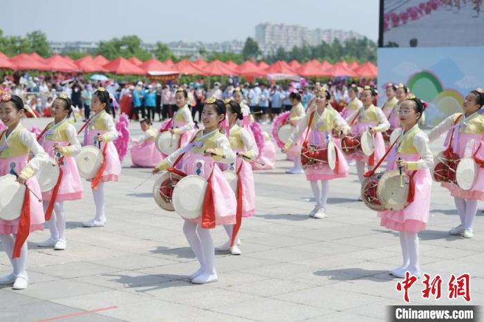 朝鲜族儿童为市民表演朝鲜族舞蹈 张瑶 摄