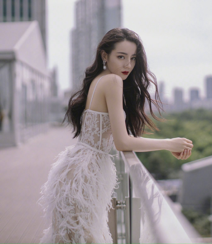 迪丽热巴羽毛裙仙气飘飘_凤凰网时尚_凤凰网