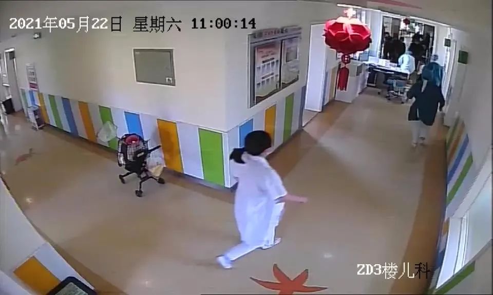 发生昏厥后，就近的医护人员闻讯赶来