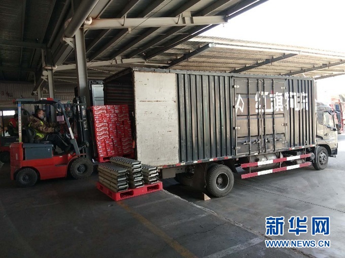 在兰州红旗物流有限公司仓储基地，车辆正在装运货物。（受访者供图）