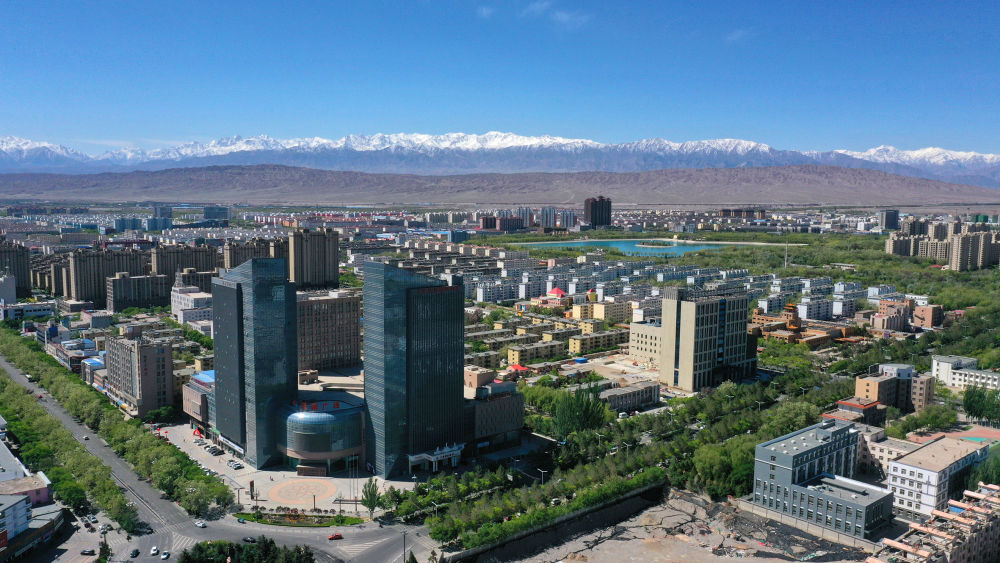 嘉峪关市天诚广场 雷昉谕 摄