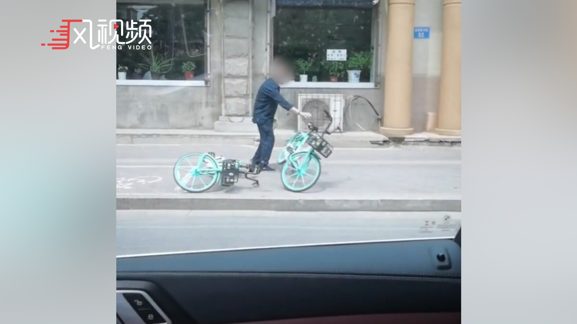 老人走路都困难，却沿街推倒共享单车