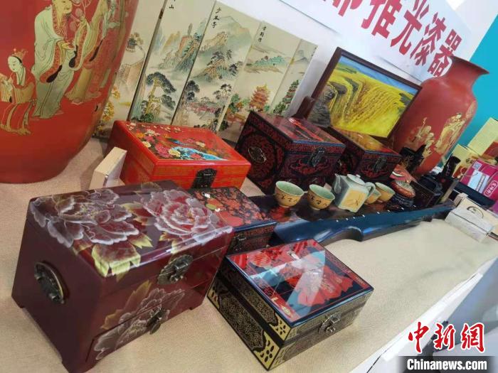 第十二届中国中部投资贸易博览会上，平遥推光漆器展示区。　胡健 摄
