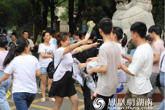 当天下午,在鼎城一中和淮阳中学考点挤满了前来接考生下考的家长