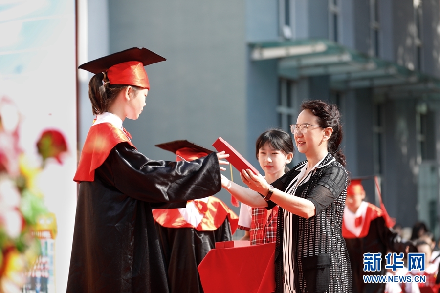 6月10日，甘肃省兰州市七里河小学举办六年级学生毕业典礼。当日，七里河小学600余名毕业生从师长手中接过毕业证书及留念相册，正式告别母校，准备迎接新的学习生活。新华网发 （牟健 摄）