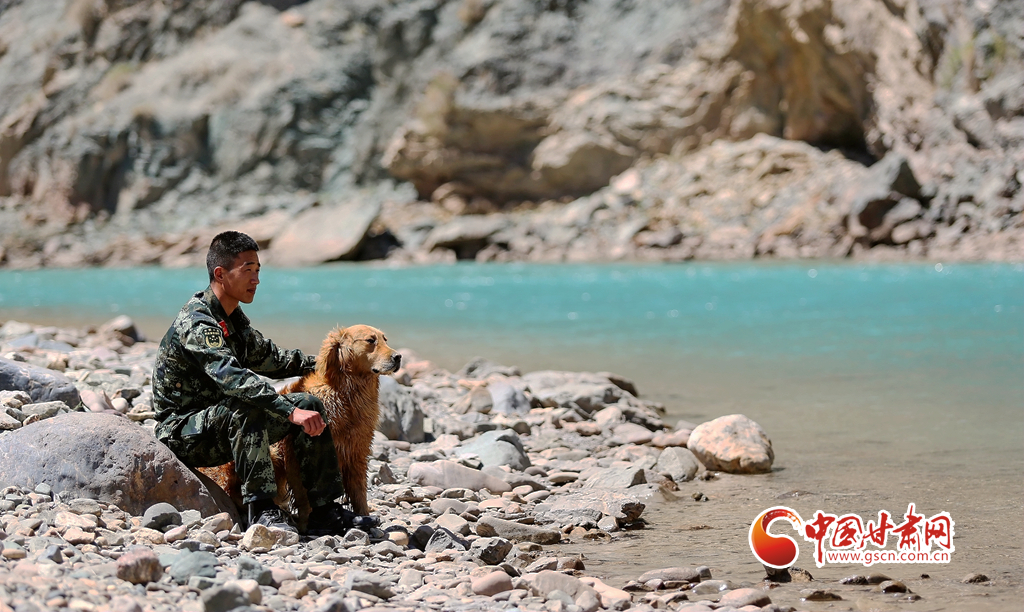 想家时，卢硕就带着自己的好伙伴金毛犬“豆豆”来到河边玩耍。