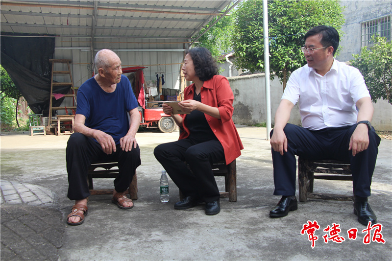 6月7日下午， 省人大常委会党组书记、副主任刘莲玉慰问困难党员。李张念 摄