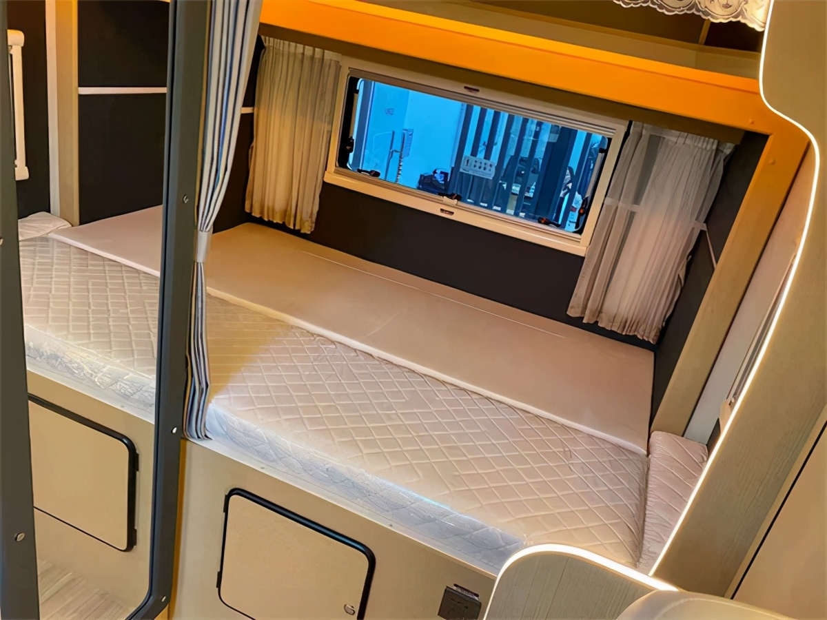 展厅实拍精致做工嵌镶式氛围灯 依维柯欧胜底盘铂驰旅行家双扩房车