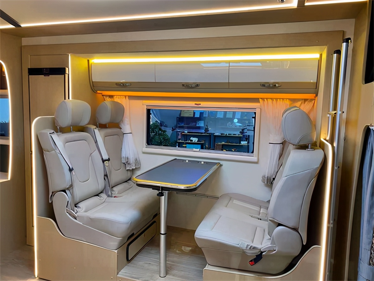 展厅实拍精致做工嵌镶式氛围灯 依维柯欧胜底盘铂驰旅行家双扩房车