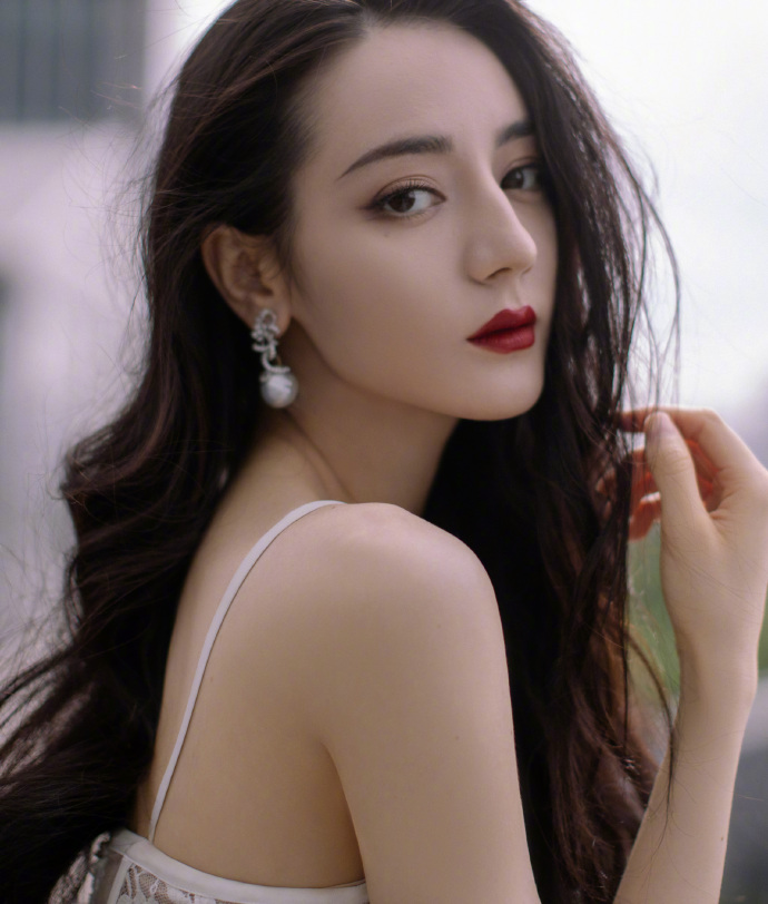 迪丽热巴羽毛裙仙气飘飘_凤凰网时尚_凤凰网