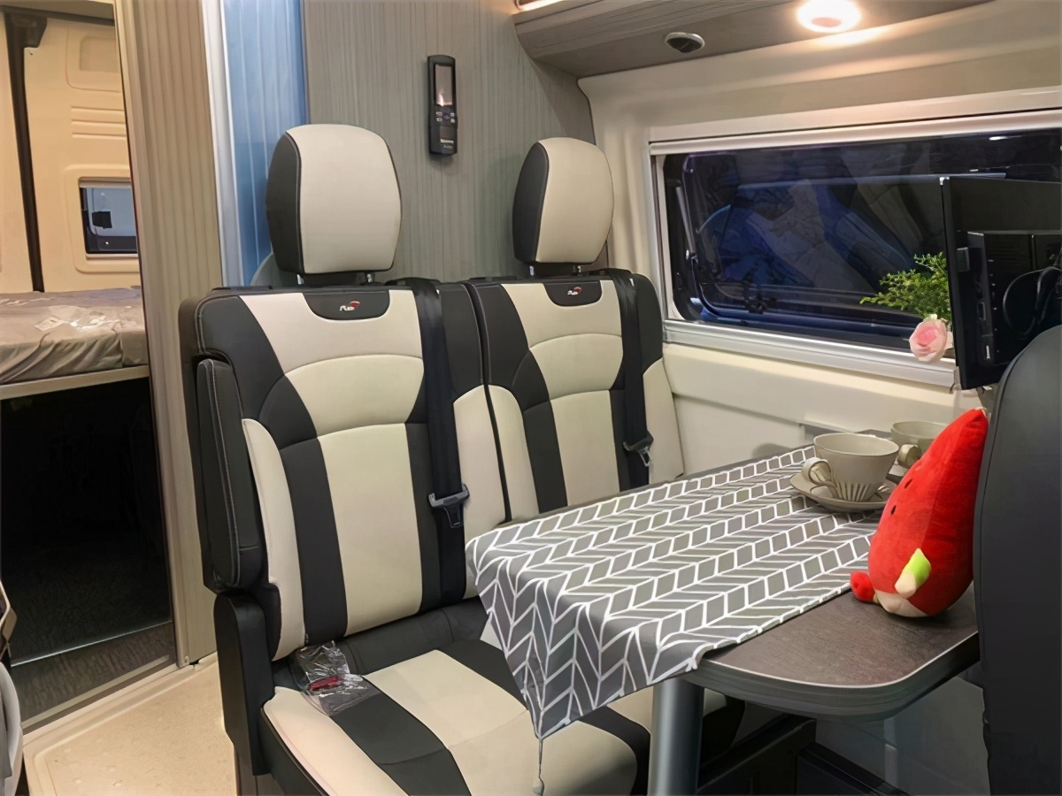 自由多功能旅居小房车 乘用级别瑞弗b型房车r500福特新全顺底盘