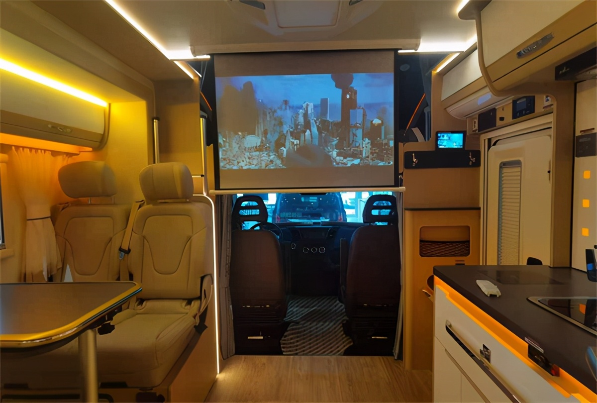 展厅实拍精致做工嵌镶式氛围灯 依维柯欧胜底盘铂驰旅行家双扩房车