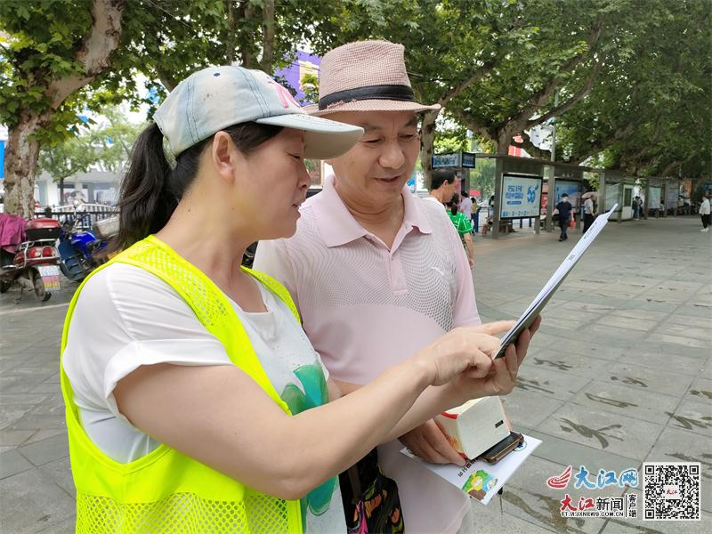 工作人员向市民讲解垃圾分类知识