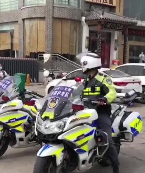安徽两名高考生互相跑错考场被交警送回，网友：约好的吗