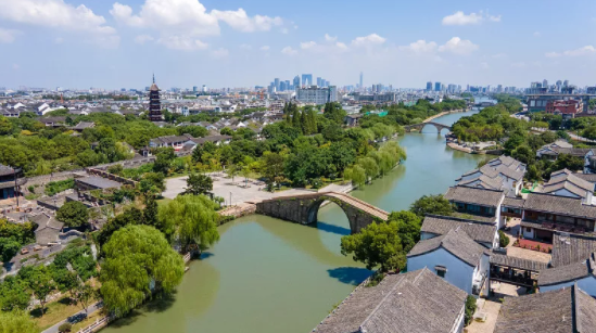 南侧盘门景区,西侧京杭运河和寒山寺,北侧留园,山塘街等尽收眼底,一