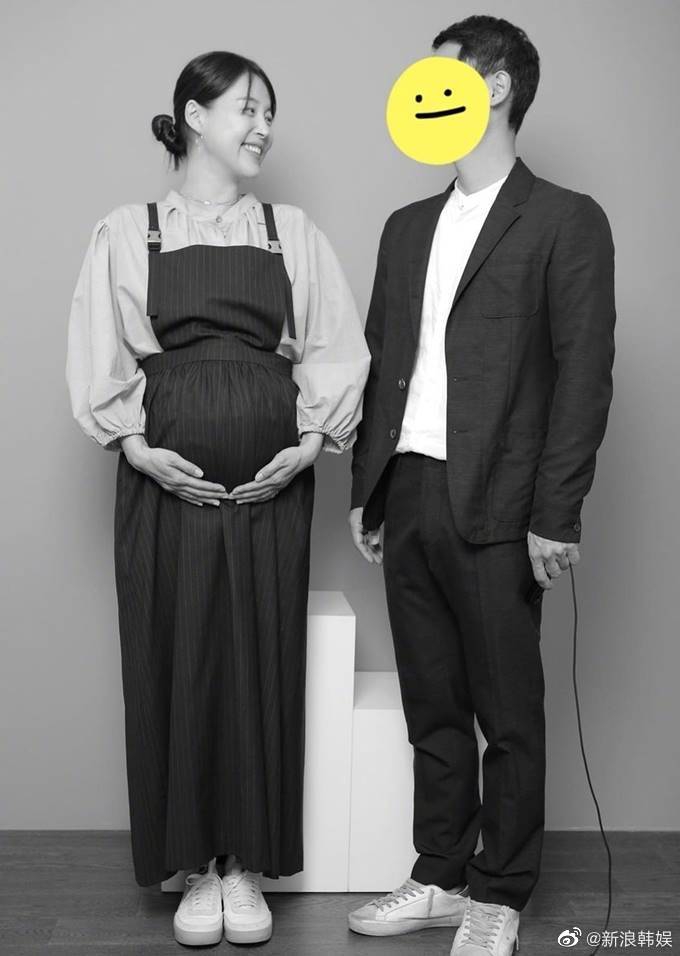 韩国女星韩智慧晒待产照，挺孕肚与老公同框亲密搭肩