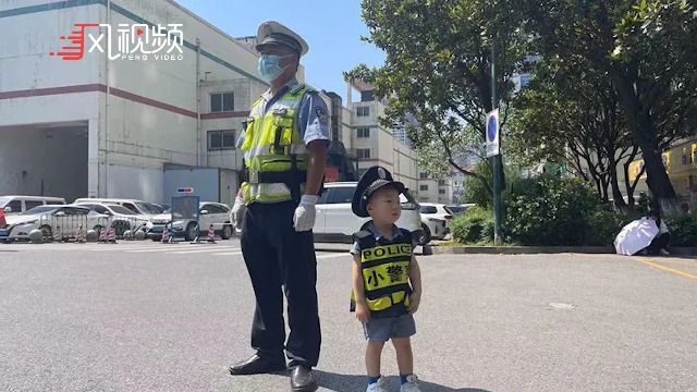 长沙3岁小“警察”跟随交警护考，爸爸：距离他高考只剩5000多天了