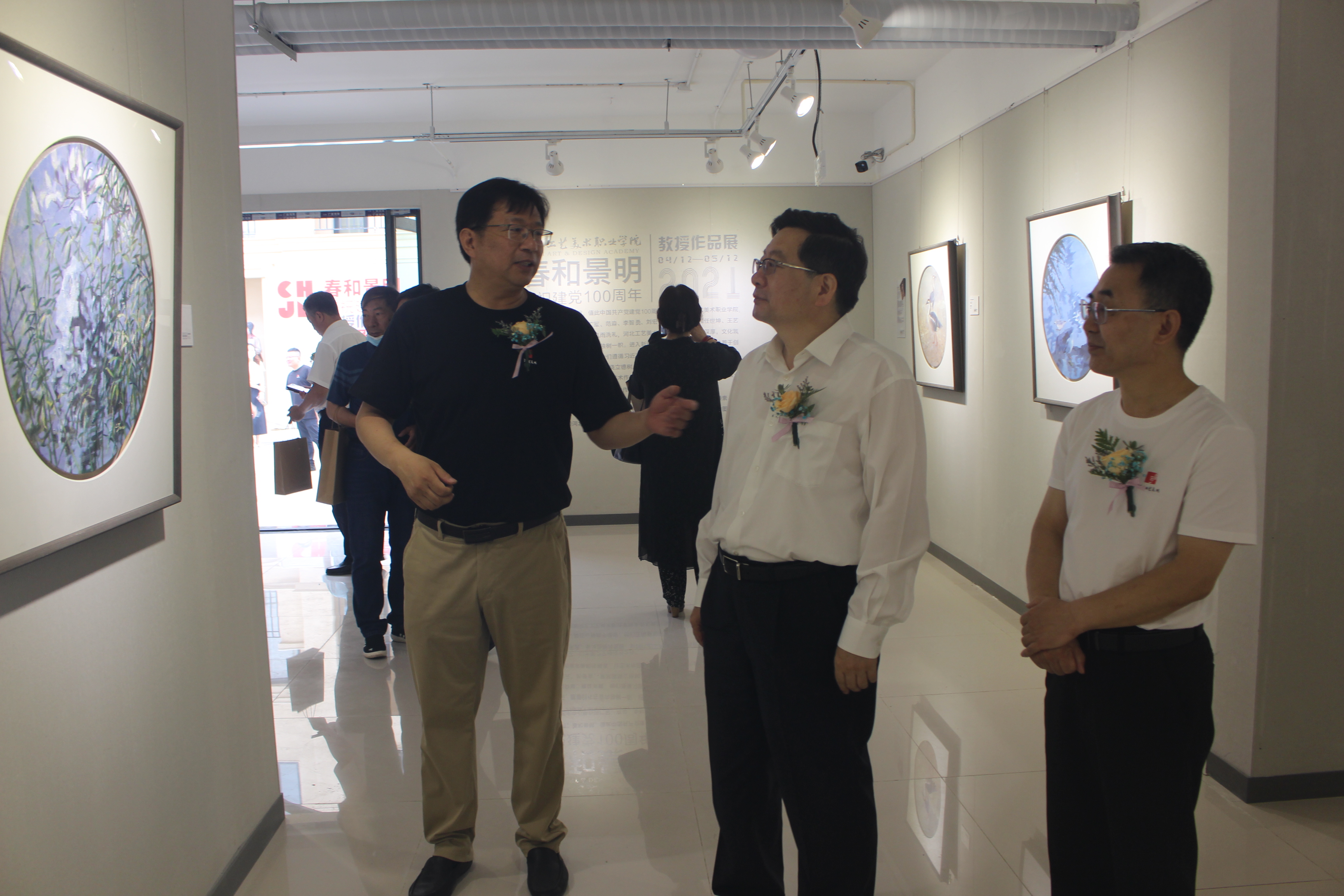 河北工艺美术职业学院“春和景明——庆祝建党100周年教授作品展”开幕