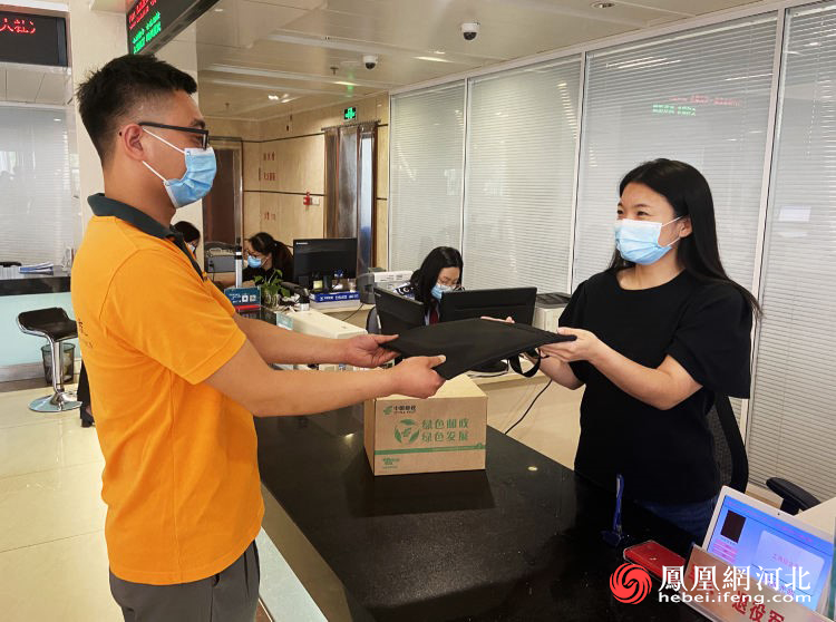 图为工作人员正在邮寄企业申报材料。